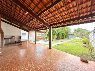 Casa - Térrea com 3 quartos (sendo 2 suite(s)) a 600,00 metros praia.