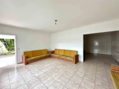 Casa - Térrea com 3 quartos (sendo 2 suite(s)) a 600,00 metros praia.