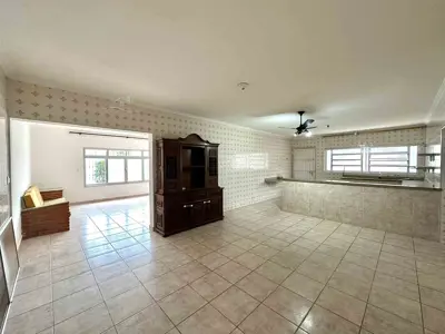 Casa - Térrea com 3 quartos (sendo 2 suite(s)) a 600,00 metros praia.