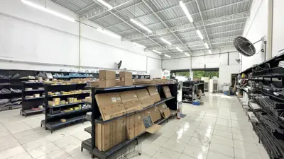 Ponto Comercial - Galpão com  quartos  a 1000,00 metros praia.