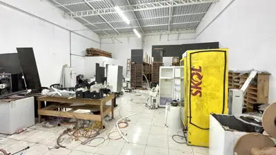 Ponto Comercial - Galpão com  quartos  a 1000,00 metros praia.