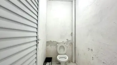 Ponto Comercial - Galpão com  quartos  a 1000,00 metros praia.