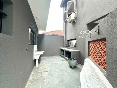 Casa - Sobrado com 6 quartos (sendo 3 suite(s)) a 300,00 metros praia.