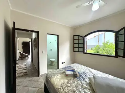 Casa - Sobrado com 6 quartos (sendo 3 suite(s)) a 300,00 metros praia.