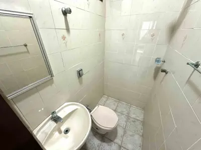 Casa - Sobrado com 6 quartos (sendo 3 suite(s)) a 300,00 metros praia.