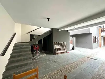 Casa - Sobrado com 6 quartos (sendo 3 suite(s)) a 300,00 metros praia.