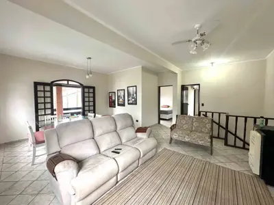 Casa - Sobrado com 6 quartos (sendo 3 suite(s)) a 300,00 metros praia.