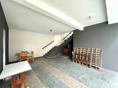 Casa - Sobrado com 6 quartos (sendo 3 suite(s)) a 300,00 metros praia.