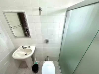 Casa - Sobrado com 6 quartos (sendo 3 suite(s)) a 300,00 metros praia.