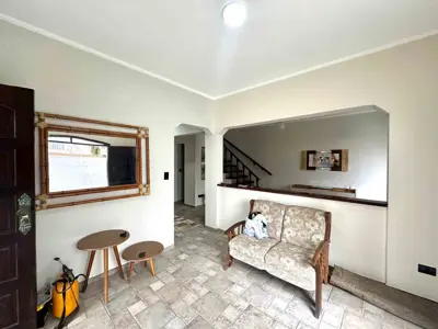 Casa - Sobrado com 6 quartos (sendo 3 suite(s)) a 300,00 metros praia.