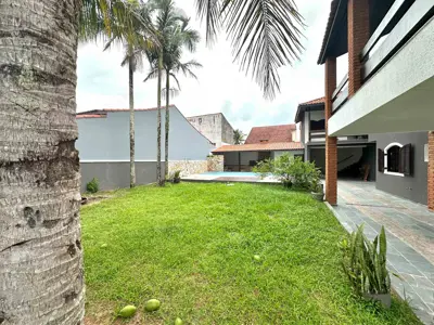 Casa - Sobrado com 6 quartos (sendo 3 suite(s)) a 300,00 metros praia.