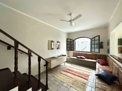 Casa - Sobrado com 6 quartos (sendo 3 suite(s)) a 300,00 metros praia.