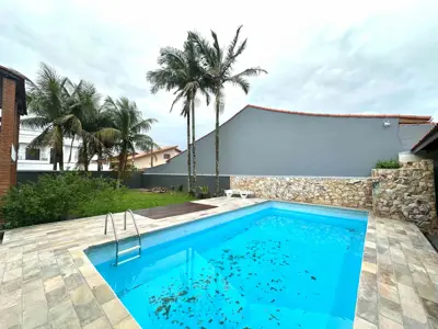 Casa - Sobrado com 6 quartos (sendo 3 suite(s)) a 300,00 metros praia.