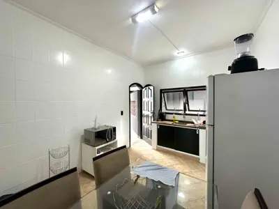 Casa - Sobrado com 6 quartos (sendo 3 suite(s)) a 300,00 metros praia.