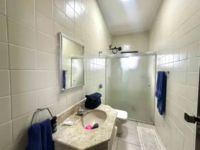 Casa - Sobrado com 6 quartos (sendo 3 suite(s)) a 300,00 metros praia.