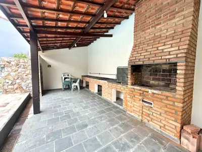 Casa - Sobrado com 6 quartos (sendo 3 suite(s)) a 300,00 metros praia.