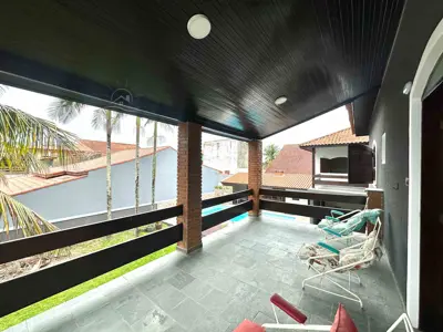 Casa - Sobrado com 6 quartos (sendo 3 suite(s)) a 300,00 metros praia.
