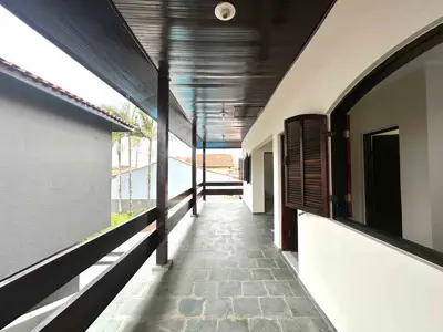 Casa - Sobrado com 6 quartos (sendo 3 suite(s)) a 300,00 metros praia.