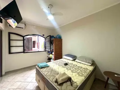 Casa - Sobrado com 6 quartos (sendo 3 suite(s)) a 300,00 metros praia.