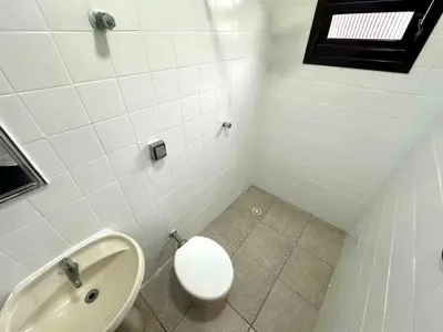 Casa - Sobrado com 6 quartos (sendo 3 suite(s)) a 300,00 metros praia.