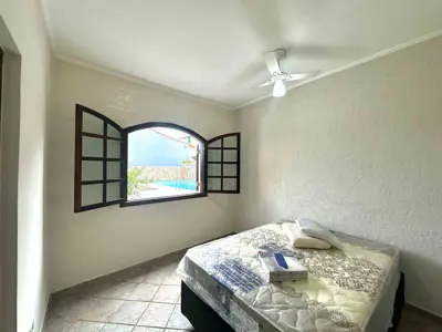 Casa - Sobrado com 6 quartos (sendo 3 suite(s)) a 300,00 metros praia.