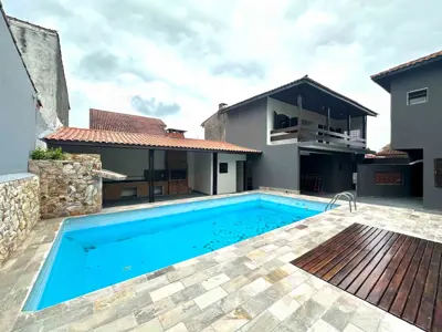 Casa - Sobrado com 6 quartos (sendo 3 suite(s)) a 300,00 metros praia.