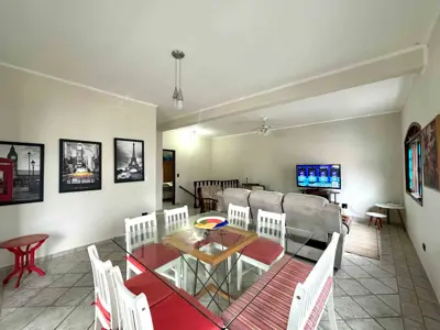 Casa - Sobrado com 6 quartos (sendo 3 suite(s)) a 300,00 metros praia.