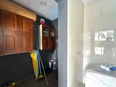 Casa - Sobrado com 6 quartos (sendo 3 suite(s)) a 300,00 metros praia.