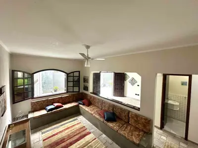 Casa - Sobrado com 6 quartos (sendo 3 suite(s)) a 300,00 metros praia.