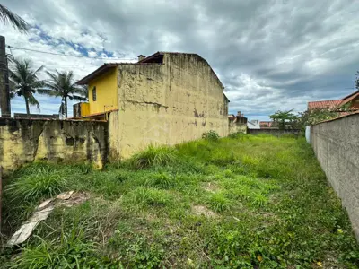 Terreno - Amplo com  quartos  a 50,00 metros praia.