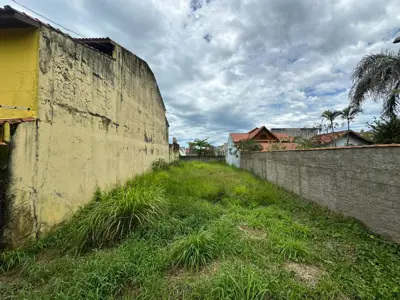 Terreno - Amplo com  quartos  a 50,00 metros praia.