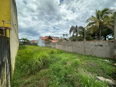 Terreno - Amplo com  quartos  a 50,00 metros praia.