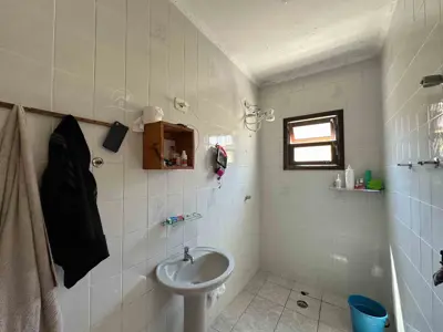 Casa - Térrea com Edícula com 3 quartos (sendo 1 suite(s)) a 900 metros praia.