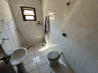 Casa - Térrea com Edícula com 3 quartos (sendo 1 suite(s)) a 900 metros praia.