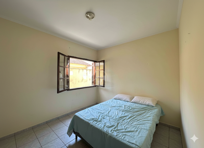 Casa - Térrea com Edícula com 3 quartos (sendo 1 suite(s)) a 900 metros praia.