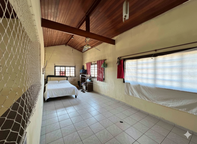 Casa - Térrea com Edícula com 3 quartos (sendo 1 suite(s)) a 900 metros praia.