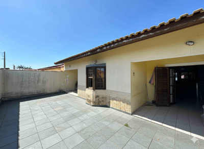 Casa - Térrea com Edícula com 3 quartos (sendo 1 suite(s)) a 900 metros praia.