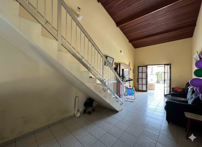 Casa - Térrea com Edícula com 3 quartos (sendo 1 suite(s)) a 900 metros praia.