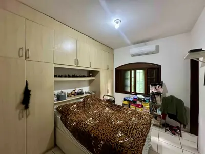 Casa - Térrea com 3 quartos (sendo 1 suite(s)) a 500,00 metros praia.