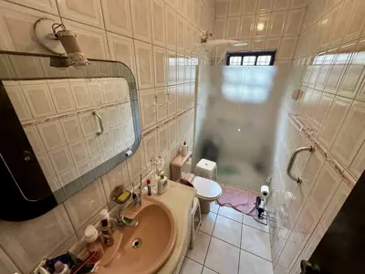 Casa - Térrea com 3 quartos (sendo 1 suite(s)) a 500,00 metros praia.