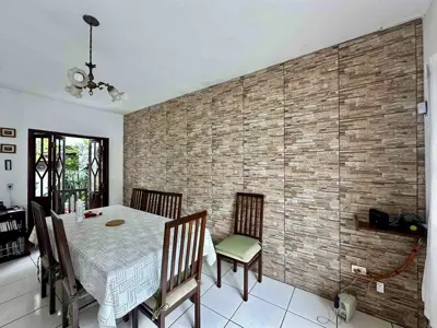 Casa - Térrea com 3 quartos (sendo 1 suite(s)) a 500,00 metros praia.