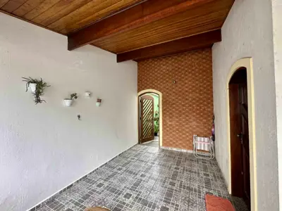 Casa - Térrea com 3 quartos (sendo 1 suite(s)) a 500,00 metros praia.