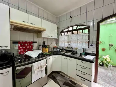 Casa - Térrea com 3 quartos (sendo 1 suite(s)) a 500,00 metros praia.