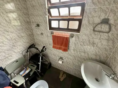 Casa - Térrea com 3 quartos (sendo 1 suite(s)) a 500,00 metros praia.