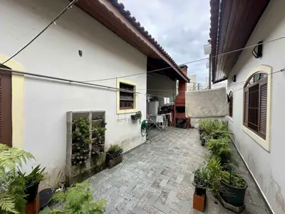 Casa - Térrea com 3 quartos (sendo 1 suite(s)) a 500,00 metros praia.