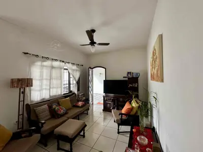 Casa - Térrea com 3 quartos (sendo 1 suite(s)) a 500,00 metros praia.