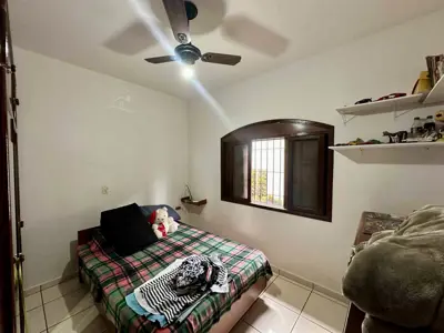 Casa - Térrea com 3 quartos (sendo 1 suite(s)) a 500,00 metros praia.