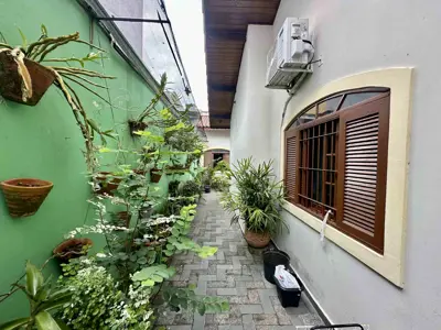 Casa - Térrea com 3 quartos (sendo 1 suite(s)) a 500,00 metros praia.
