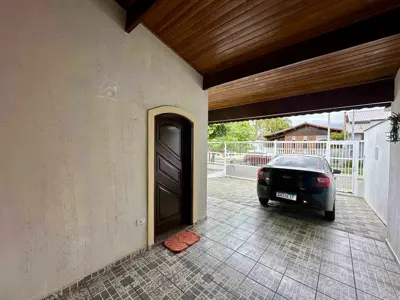 Casa - Térrea com 3 quartos (sendo 1 suite(s)) a 500,00 metros praia.