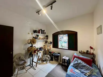 Casa - Térrea com 3 quartos (sendo 1 suite(s)) a 500,00 metros praia.